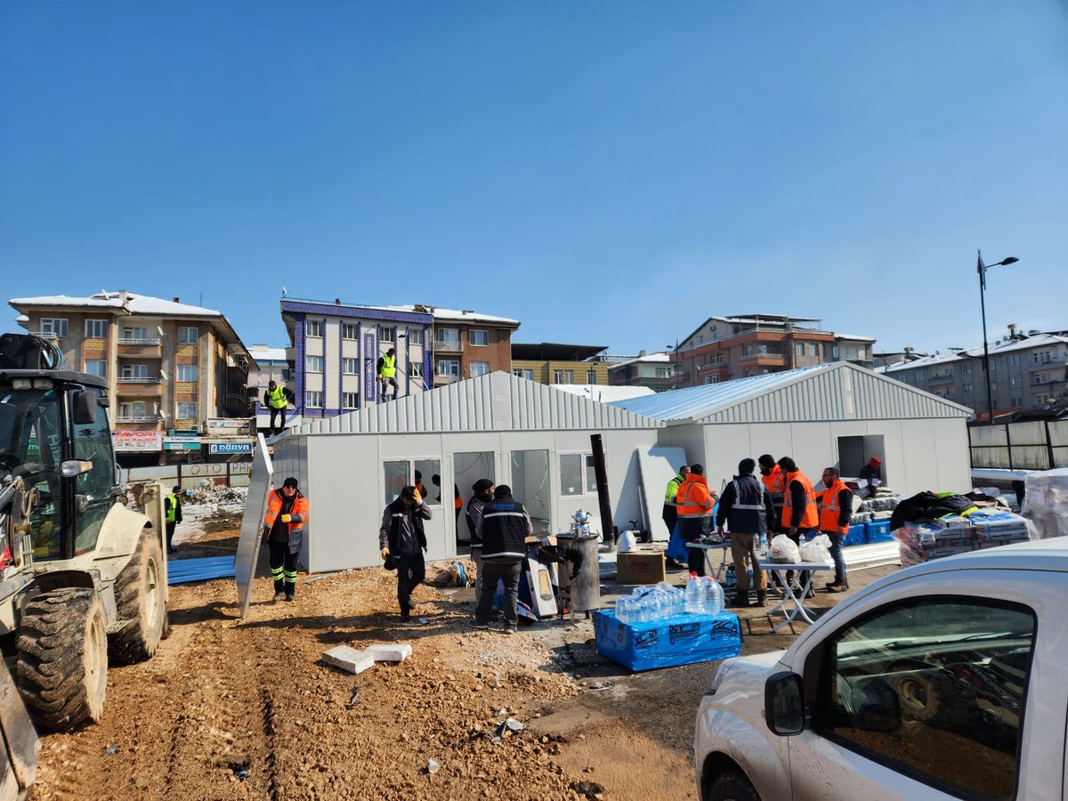 o_cotuker's tweet photo. #Malatya @Kontrolmatik afet takimimizi kutluyorum. Cok kisa surede uzun sure kullanilabilecek; isiticisindan, yatagina, yorgan-yastiktan, WC’sine, mutfagina kadar depremzede ailelerimiz icin prefabrik yapilari tamamladilar. Sirada diger bolgeler var. #kontr @SamiAslanhan #deprem https://t.co/f3uqhPoeOW