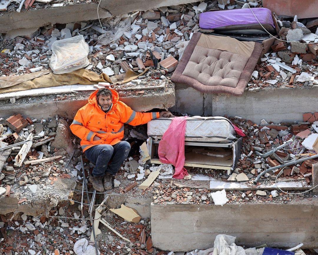 Heartbreaking. A father holds the hand of his 15-year-old daughter, who died under the rubble due to the earthquake in Turkey. 
My condolences to the people in Turkey and Siria. What a pain! 

📸 Adem Altan | AFP Photo