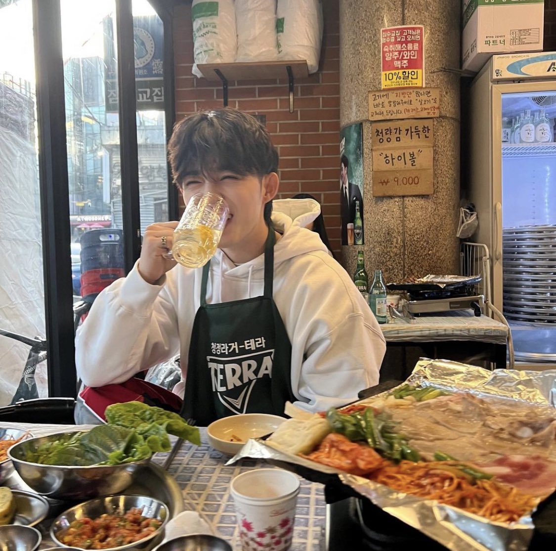 bowwow_km's tweet photo. 昨日は威神渡韓してたウォヌペンと잠수교집！ 薄切りのお肉も締めの目玉焼き乗せ볶음밥もキンキンに冷えたハイボールも美味しくて、そりゃすんちもこの笑顔になりますわ。「すき焼き風にして食べてね！」って言われて生卵で食べてみたけど新感覚だった🥚 https://t.co/XnXMNxW5Na