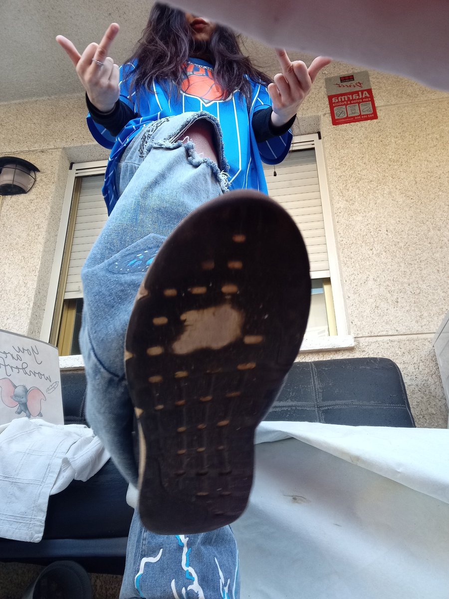 DiosaNikss's tweet photo. Os tendría que pisar la cara por dejar ir a vuestra diosa con unas bambas tan reventadas 
Fendom ~ Findom ~ Pagafantas ~ Domination https://t.co/epKjhBF4yq