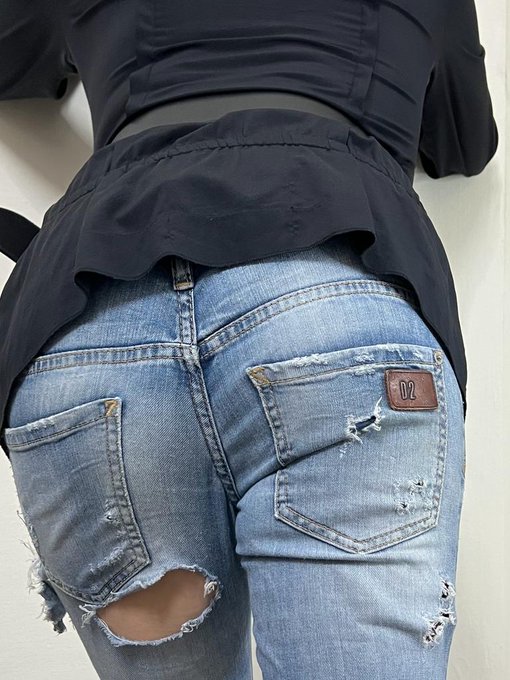 allora che si fa in questo weekend si tromba ? https://t.co/TWUBEGHkIu<a href="/tag/selfie"class="tags"><span>#selfie</span></a><a href="/tag/smile"class="tags"><span>#smile</span></a><a href="/tag/followme"class="tags"><span>#followme</span></a><a href="/tag/sexy"class="tags"><span>#sexy</span></a><a href="/tag/black"class="tags"><span>#black</span></a><a href="/tag/sex"class="tags"><span>#sex</span></a><a href="/tag/tattoo"class="tags"><span>#tattoo</span></a>