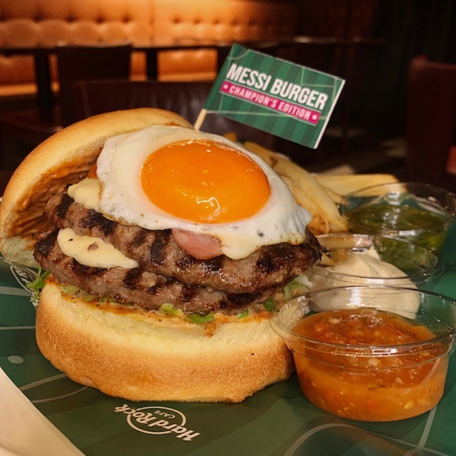 hrc_tokyo's tweet photo. Feel the World Champion Vibes!🏆
サッカー界のレジェンド、リオネル・メッシ氏考案のバーガー、MESSI BURGER⚽
お近くのハードロックカフェでチャンピオンの味を楽しもう!
#HardRockCafe #ハードロックカフェ #LetsGetMessi #MessiBurger #メッシバーガー #LionelMessi https://t.co/DxVBsxdJaM