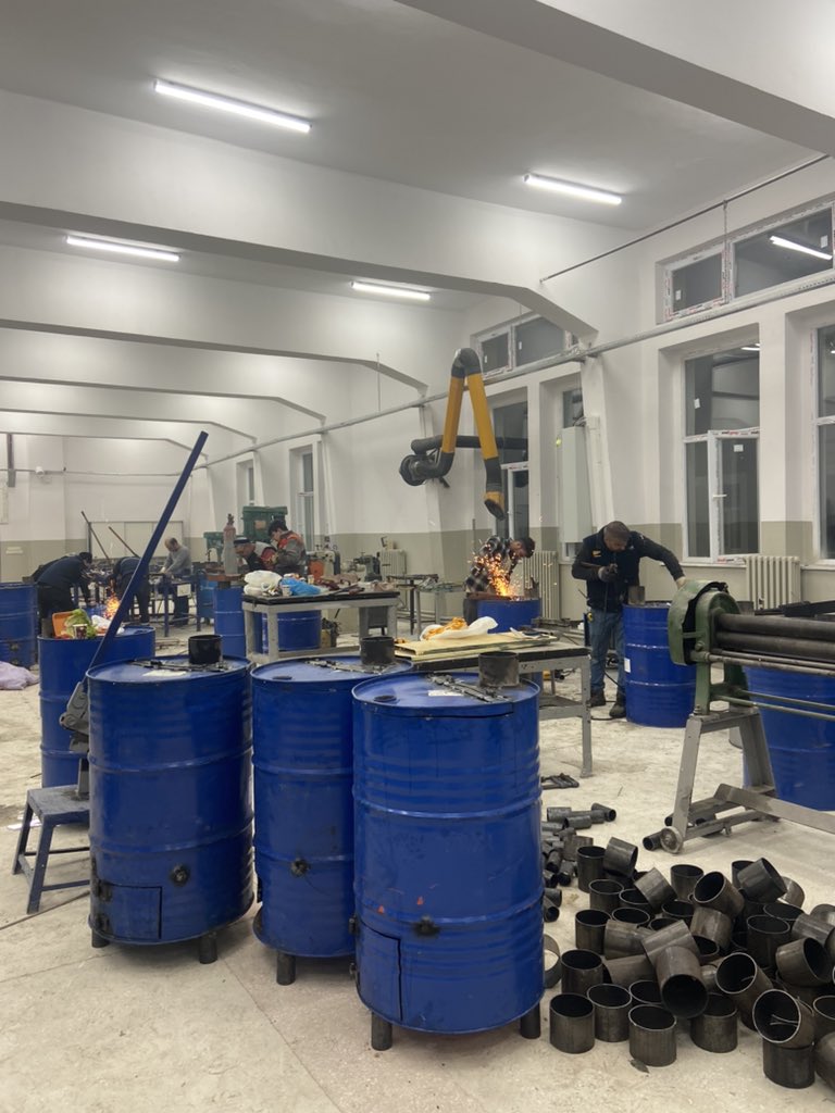onderseren's tweet photo. Tekirdağ endüstri meslek lisesinde varillerden soba yapılıyormuş deprem bölgesi için. Elinize sağlık. Yardım edecek varsa bekliyorlarmış https://t.co/oNfg7nRvgY