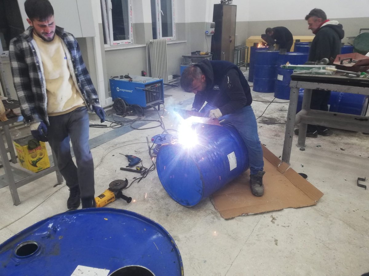 onderseren's tweet photo. Tekirdağ endüstri meslek lisesinde varillerden soba yapılıyormuş deprem bölgesi için. Elinize sağlık. Yardım edecek varsa bekliyorlarmış https://t.co/oNfg7nRvgY