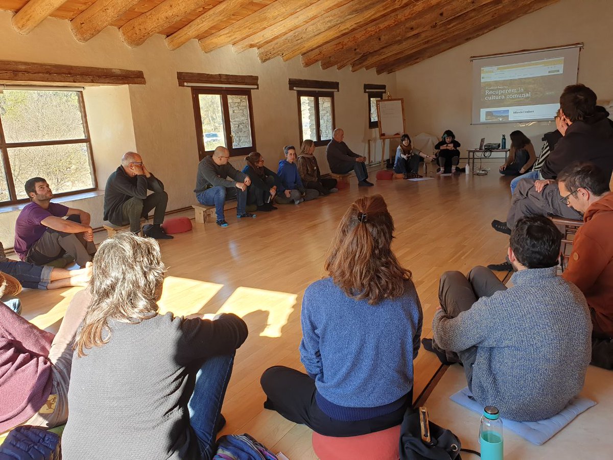 En què consisteixen les línies estratègiques de la <a href="/FundacioEmprius/">Fundació Emprius</a>.
A) Propiciar i difondre la cultura comunalista.
B) Adquirir béns i patrimoni, per fer-ne gestió comunal.
C) Ser espai de trobada per a generar xarxes i sinergies entorn als comunals.
#empriusvius #comunsrurals