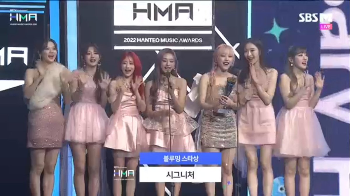 cignature has won their first ever award with blooming star award on hanteo music awards !

#cignature #시그니처