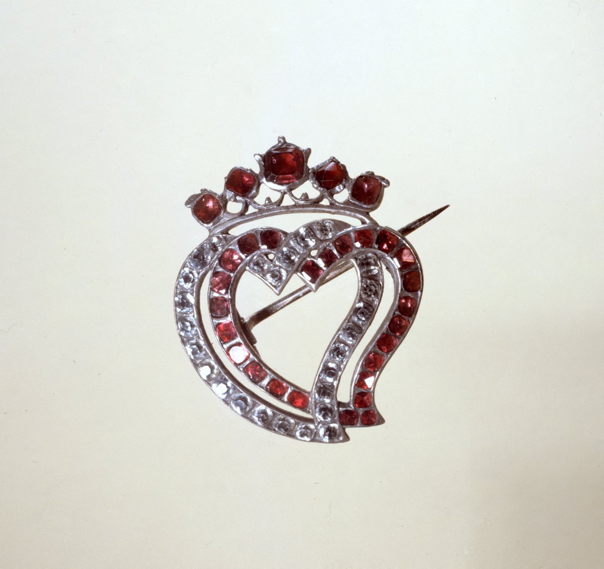 MVRParis's tweet photo. [Fête de la Saint-Valentin ❤️💖] 
Nous vous offrons les 'coeurs' de nos collections pour déclarer votre amour 💗! 
👉L'ensemble de ces bijoux ont appartenus à #GeorgeSand et sont situés au rdc des collections permanentes du musée.
👉 Accès en entrée libre
📸 CCO Paris Musées https://t.co/yre8xJitZ4