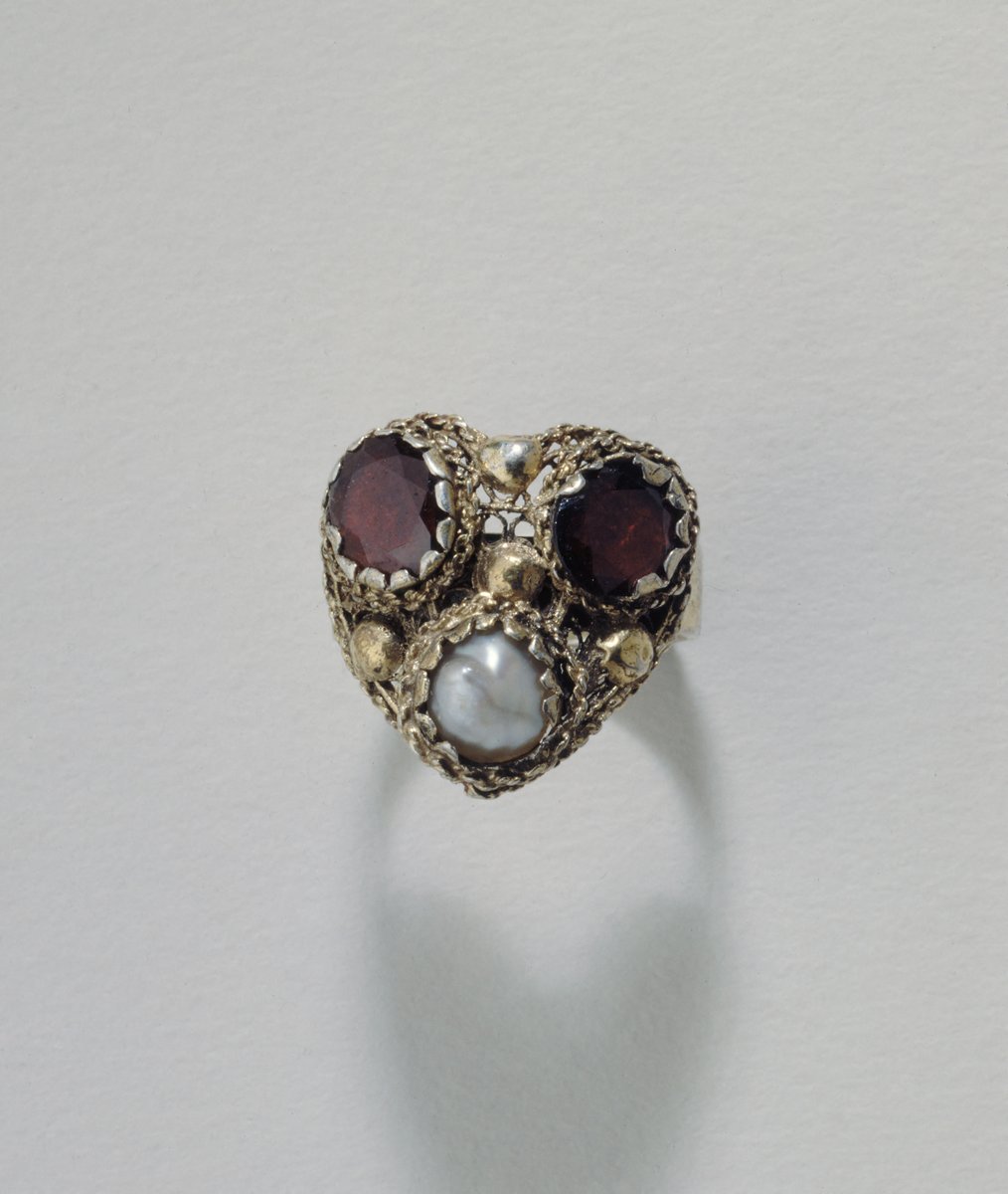 MVRParis's tweet photo. [Fête de la Saint-Valentin ❤️💖] 
Nous vous offrons les 'coeurs' de nos collections pour déclarer votre amour 💗! 
👉L'ensemble de ces bijoux ont appartenus à #GeorgeSand et sont situés au rdc des collections permanentes du musée.
👉 Accès en entrée libre
📸 CCO Paris Musées https://t.co/yre8xJitZ4