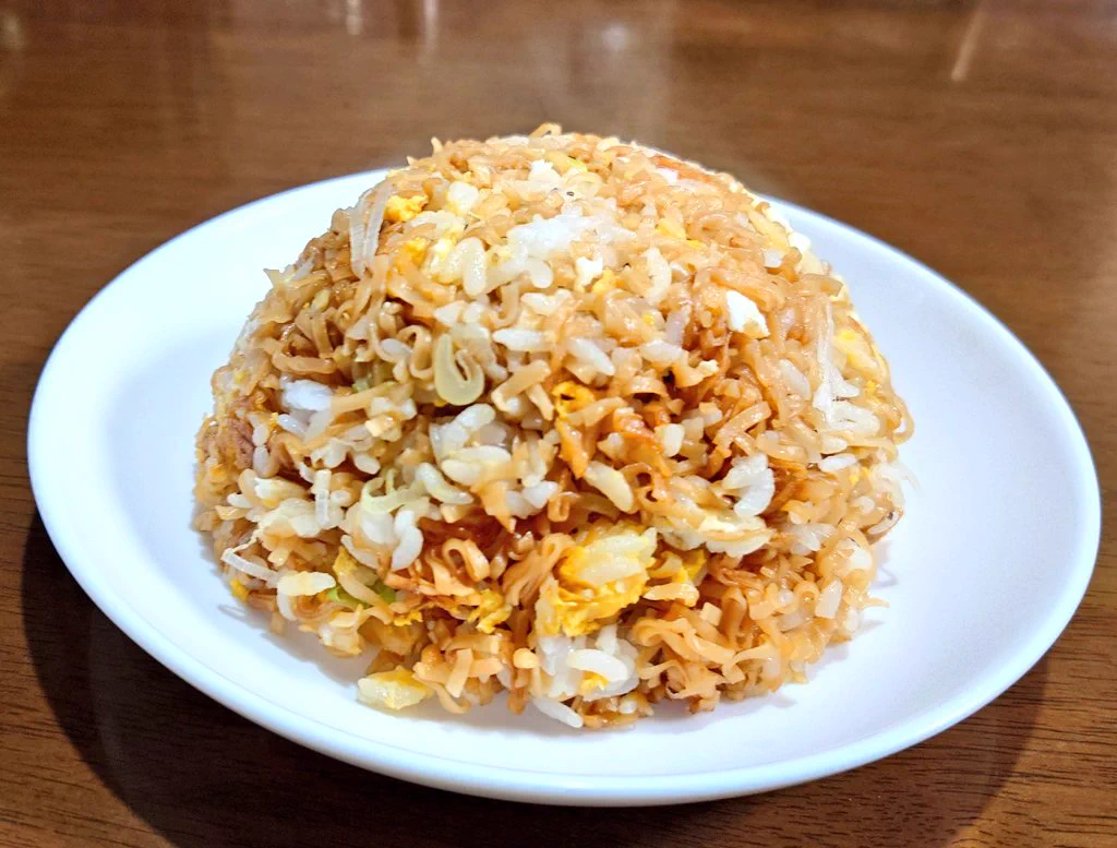 ハマごはんさんご紹介のチキンラーメン使った炒飯。夕飯です。  