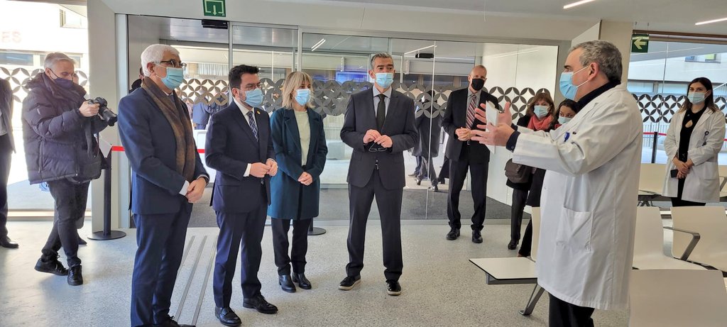 hggranollers's tweet photo. Avui inaugurem l'Edifici Compacte de l'Hospital (el nou servei d'urgències) on comptem amb la presència del #president de la Generalitat, Pere Aragonès, acompanyat del conseller de @salutcat, Manel Balcells 🏥
@perearagones
@manelbalcells
#EdificiCompacte #NovesUrgències #HGG https://t.co/8P1kTKliIM