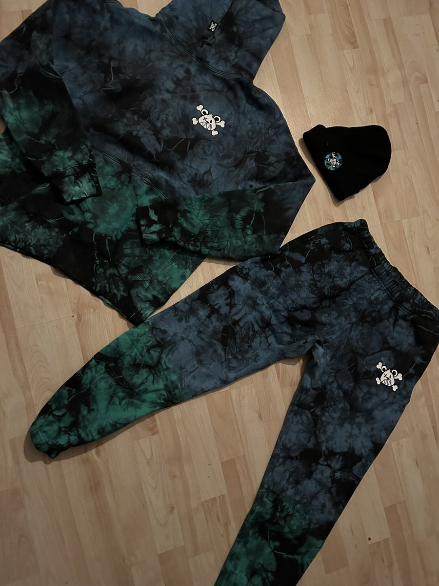 PuffyFckngKilla's tweet photo. GM! Drip! 🔥 Got my @killabearsnft merch! Still wondering if i bought it or not. Still holding the airdropped #KillaTraits  🫡

Have a good weekend mfers! 🫶

#killablaze #WeLikeTheBears #WeLikeTheMemos https://t.co/m0AZakOujw