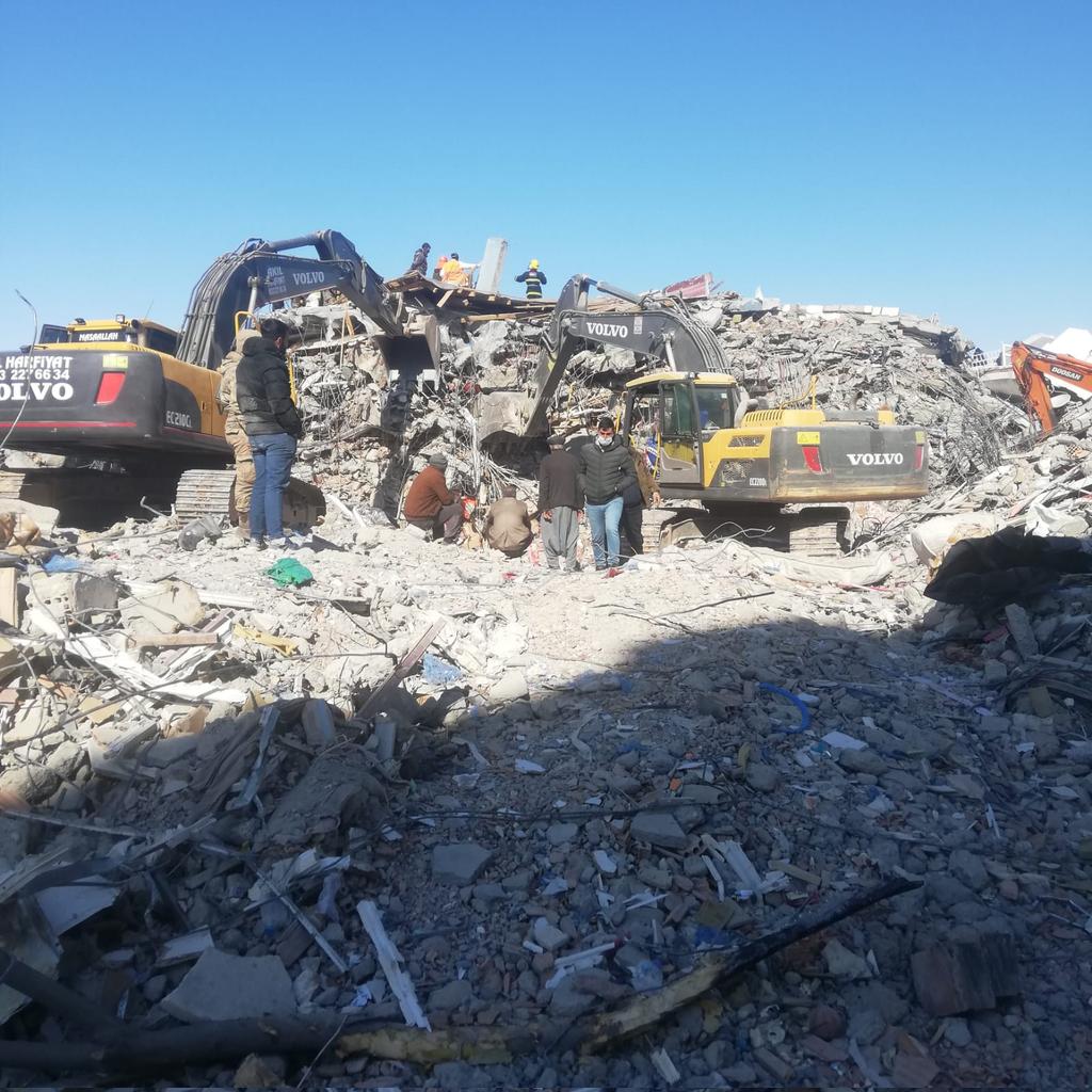 sedanrts's tweet photo. Saat 13:54 Adıyaman merkez cumhuriyet mahallesi kemalpaşa caddesi çınar sitesi A blok ön tarafa acil MADENCİLER lazım ikiz kardeşlerim ve babam hala enkaz altında @ahbap @BabalaTv @erendagistanli @haluklevent @OguzhanUgur @ProfDemirtas @VelevH https://t.co/iRR9K0b9KW