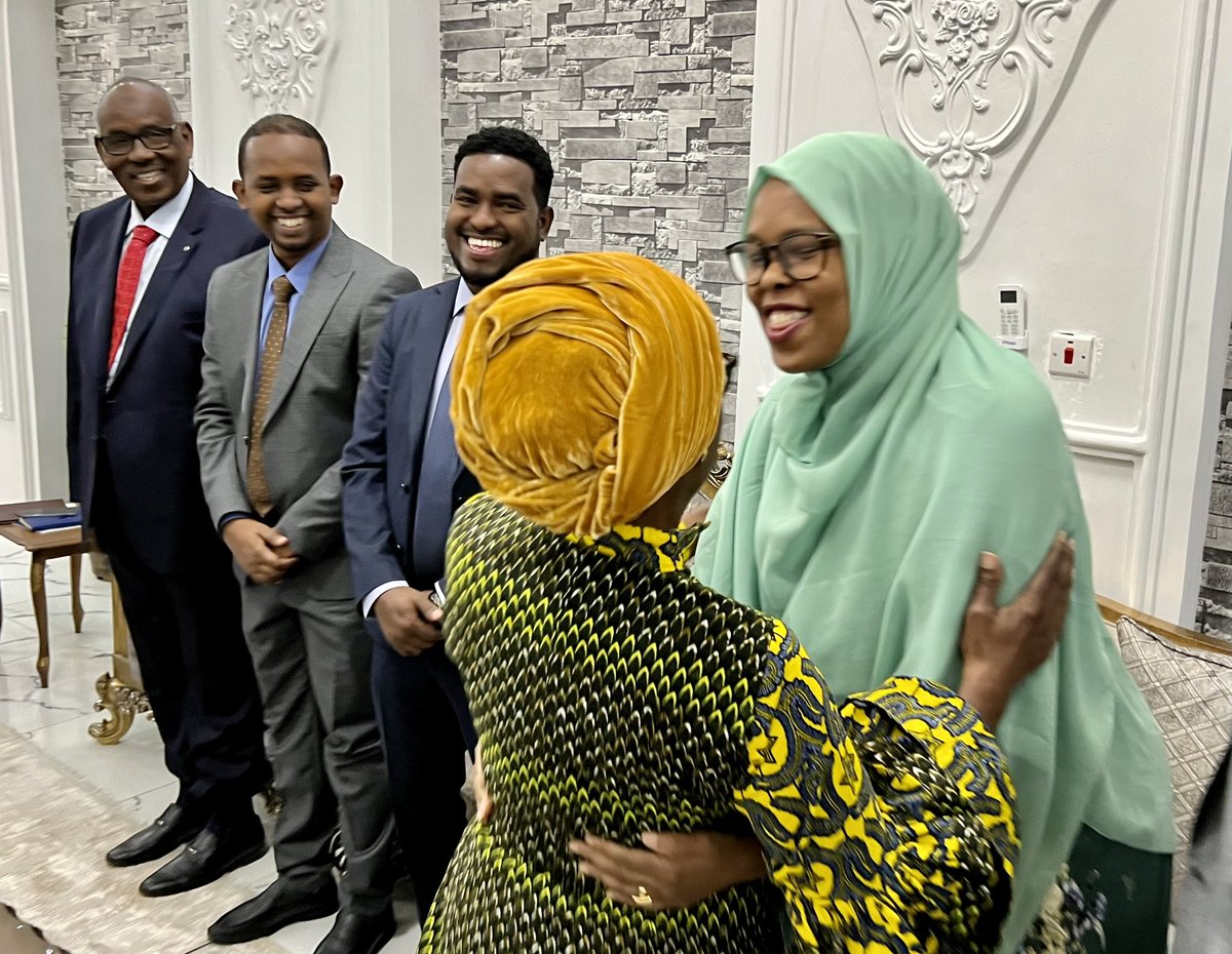 UNSomalia's tweet photo. 2/3) While in #Dhusamareb, @UN’s @KikiGbeho also discussed #UN support for the #DroughtinSomalia, #stablization, #electoral processes and #state-building with #Galmudug’s President @MrQoorqoor and members of his cabinet. https://t.co/Lj371fYZlv