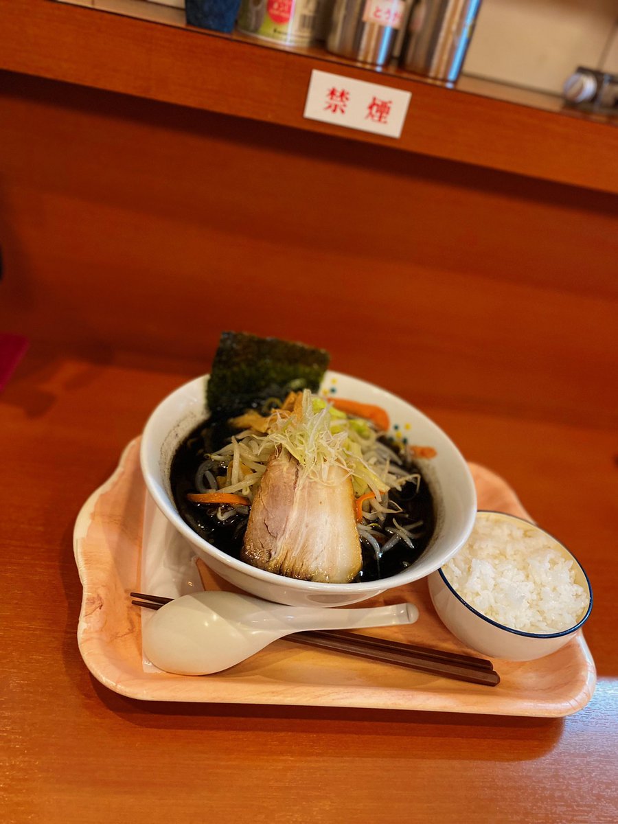 kiyoofdeath's tweet photo. らぁめん黒（くろ）＋米 at らぁめん くらり

#blackest 星人w
How's life??
2012年7月13日㊗︎2020年頃「cafe emiru」併設!!6種類から選べるスープは斬新!?豚鶏ベースに表面に焦がしにんにくたっぷり‥特製醤油味‼️#カネジン食品 バキっとカタメ!!旨シコォ!!脂が深いがサクッと‥次回は『緑』やな🤣✨ https://t.co/74Alld8ZE8
