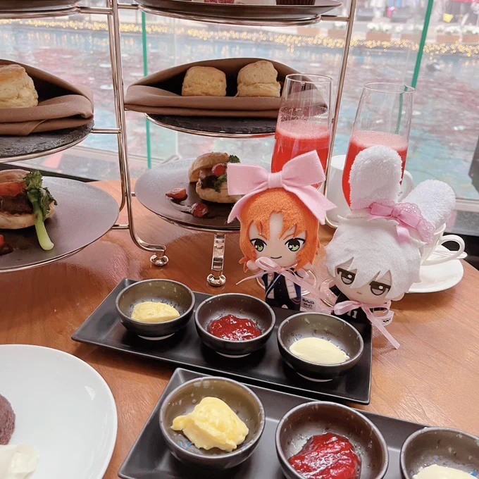 今日はストロベリーアディクトのアフタヌーンティーฅ( ̳• ·̫ • ̳ฅ)いちごいっぱいでかわいいおいしかったバレンタイン期間だったから、プレートがいちごちょこだった 