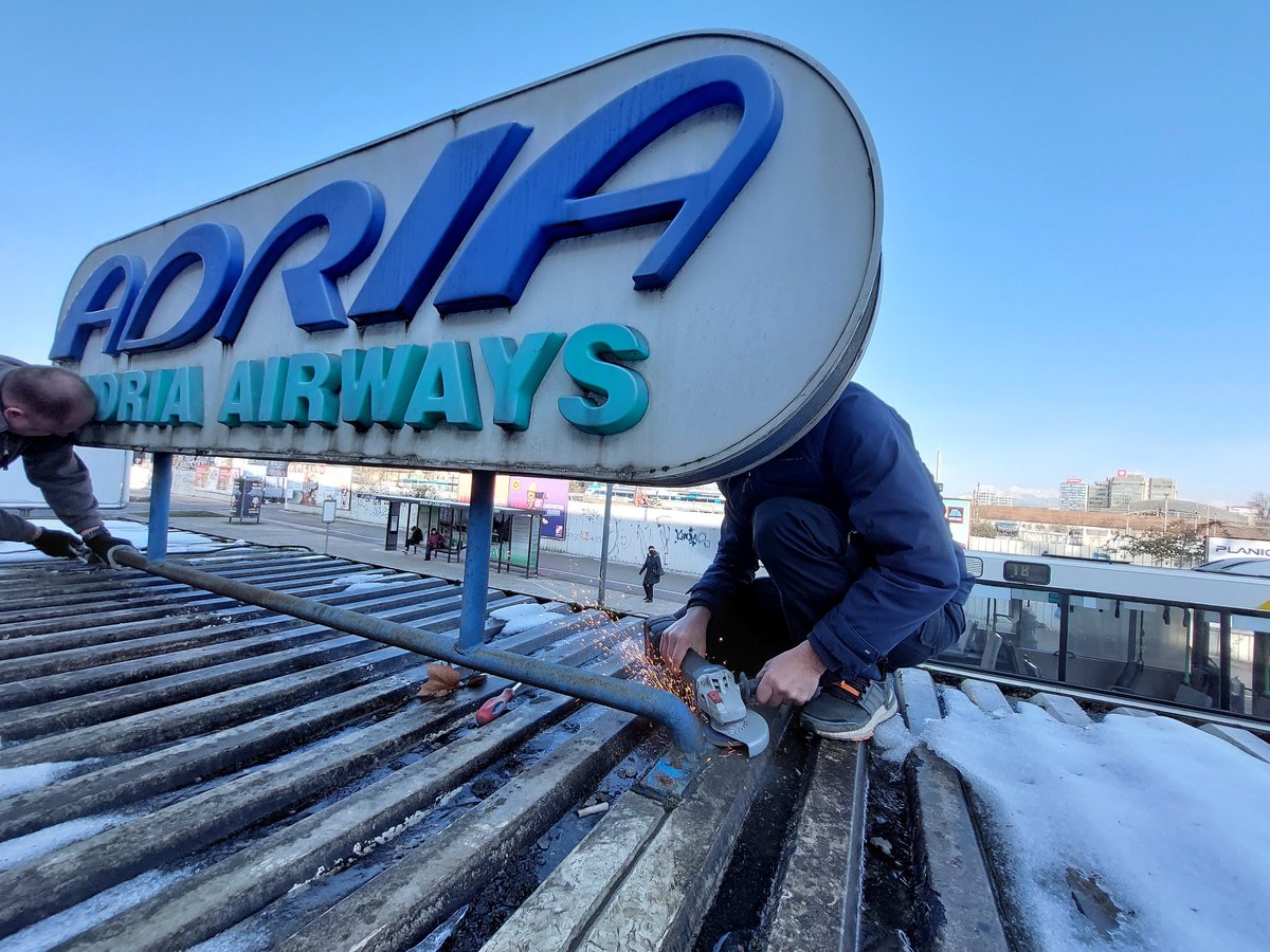 sierra5net's tweet photo. Odstranili svetlobni napis #Adria več: https://t.co/pLQ2sat5Hm https://t.co/iI1qvtY1kt