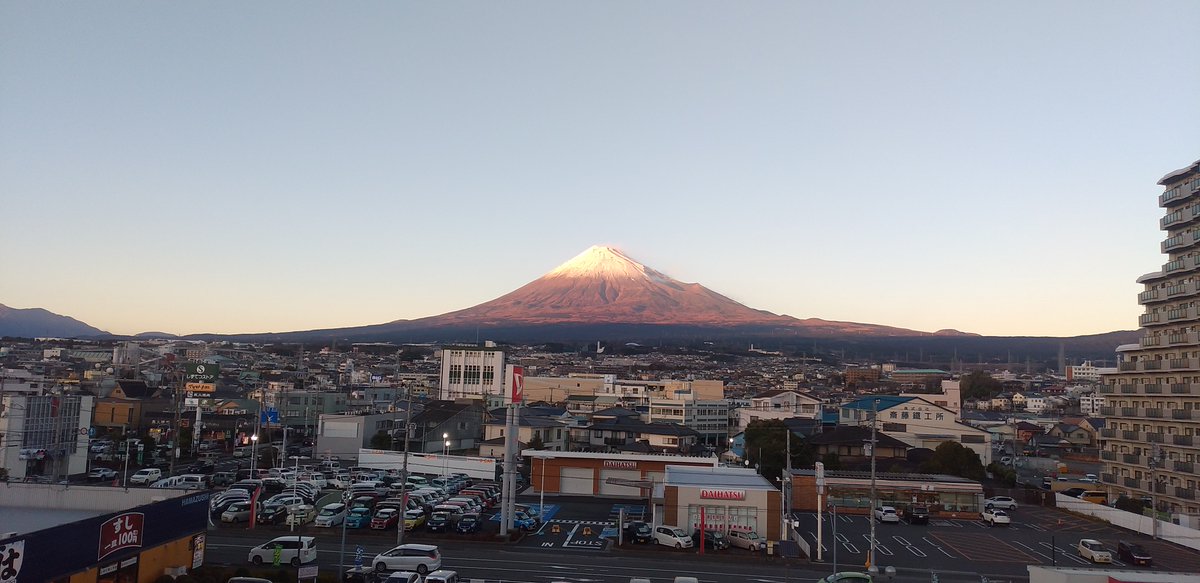 この度、無事に弟の葬儀を終える事が出来ました
皆様から頂いた大切なお言葉は
紙に印刷し副葬品のひとつとして
納めさせて頂きました

皆様のお言葉から両親も私も亡くなる直前まで
弟が楽しんでいた事が分かり嬉しかったです

心が救われました
ありがとう

※写真は昔撮ったものです