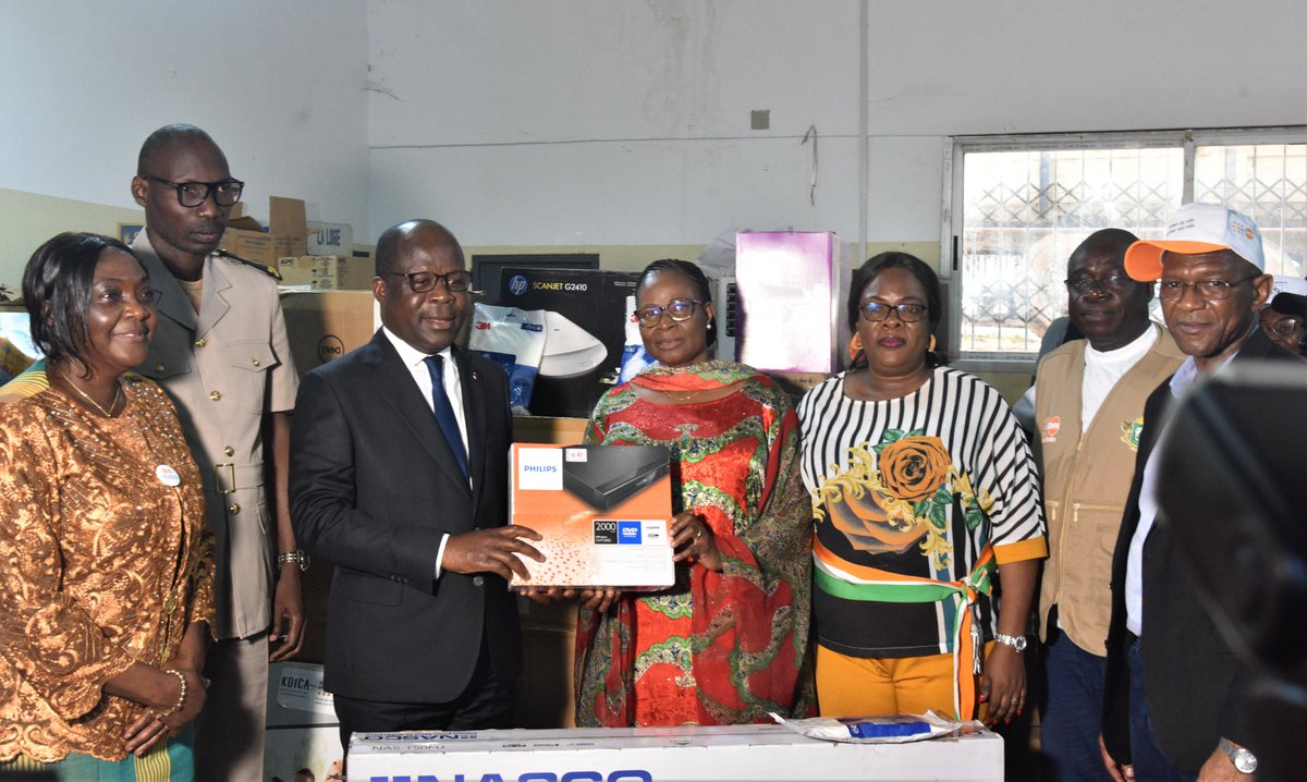 UnfpaCI's tweet photo. 1/2 La cérémonie de clôture de la mission opératoire de fistule de #Bodo qui s'est tenu à #Agboville présidée par e min. @Pierre_DIMBA @Santeci a été marquée par la remise par l' @unfpaci d'équipements médicaux, matériels pour l’autonomisation des femmes estimé à  30 732 551 FCFA https://t.co/vOtWn6IUqz