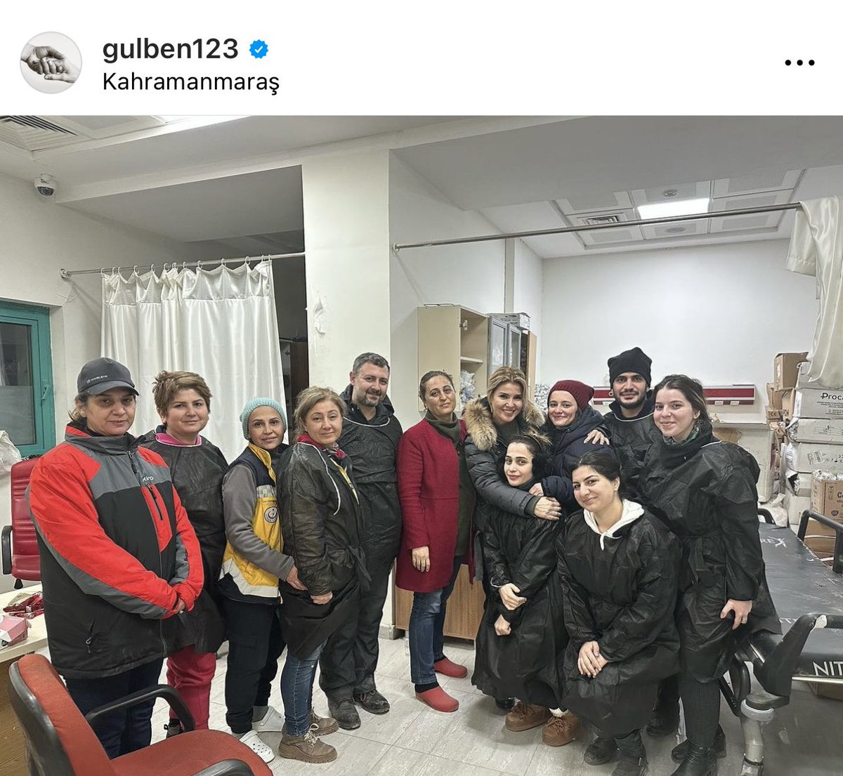 Yaşanan felaketi anlamayan, depremzedelerle hayran fotografı gibi poz veren <a href="/gulbenergen/">Gülben Ergen</a> gibiler de var maalesef⁉️
