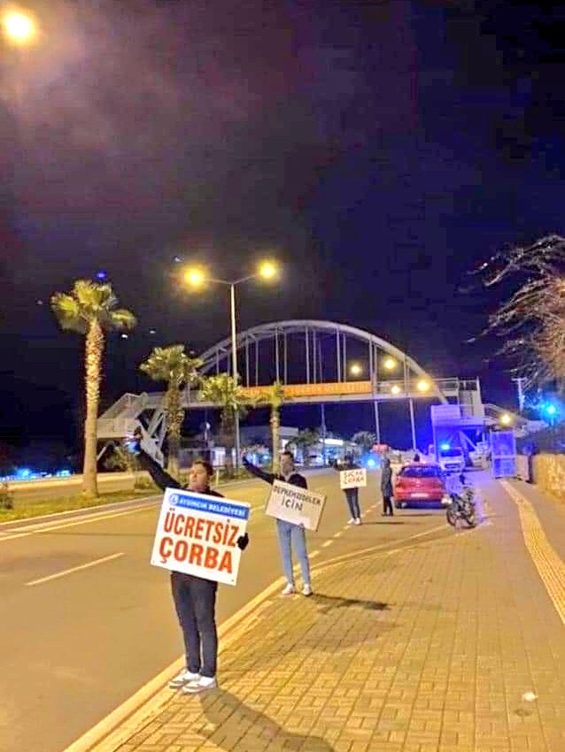 visitmersin's tweet photo. 📣 MERSİNLİ GENÇLER, DEPREMZEDELERİ YOL KENARLARINDA BU ŞEKİLDE KARŞILIYOR ! 👏🏼👏🏼👏🏼 #Aydıncık https://t.co/gcn9XGOCd9