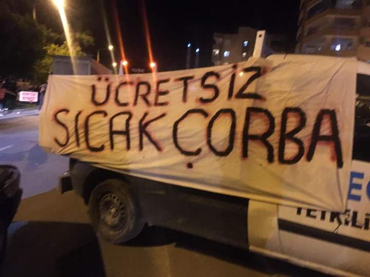 visitmersin's tweet photo. 📣 MERSİNLİ GENÇLER, DEPREMZEDELERİ YOL KENARLARINDA BU ŞEKİLDE KARŞILIYOR ! 👏🏼👏🏼👏🏼 #Aydıncık https://t.co/gcn9XGOCd9