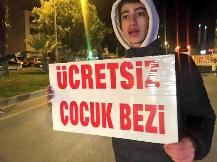 visitmersin's tweet photo. 📣 MERSİNLİ GENÇLER, DEPREMZEDELERİ YOL KENARLARINDA BU ŞEKİLDE KARŞILIYOR ! 👏🏼👏🏼👏🏼 #Aydıncık https://t.co/gcn9XGOCd9