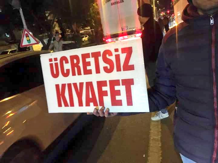 📣 MERSİNLİ GENÇLER, DEPREMZEDELERİ YOL KENARLARINDA BU ŞEKİLDE KARŞILIYOR ! 👏🏼👏🏼👏🏼 #Aydıncık