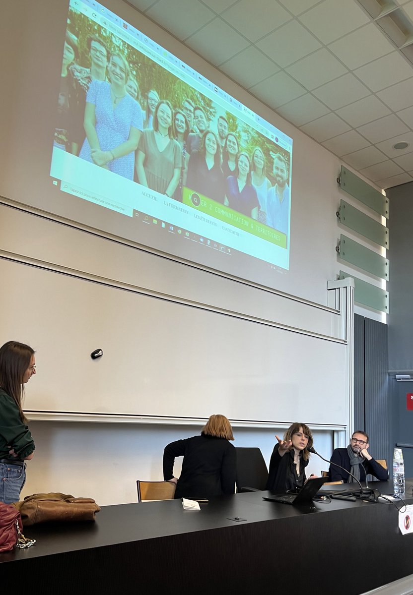PierrickBrgsCom's tweet photo. Intervention avec @estherlcpt sur la vie au sein du M2 #ComTerr : les cours, l’alternance, la cohésion de groupe 🤓 https://t.co/Q0QyzUdbuB