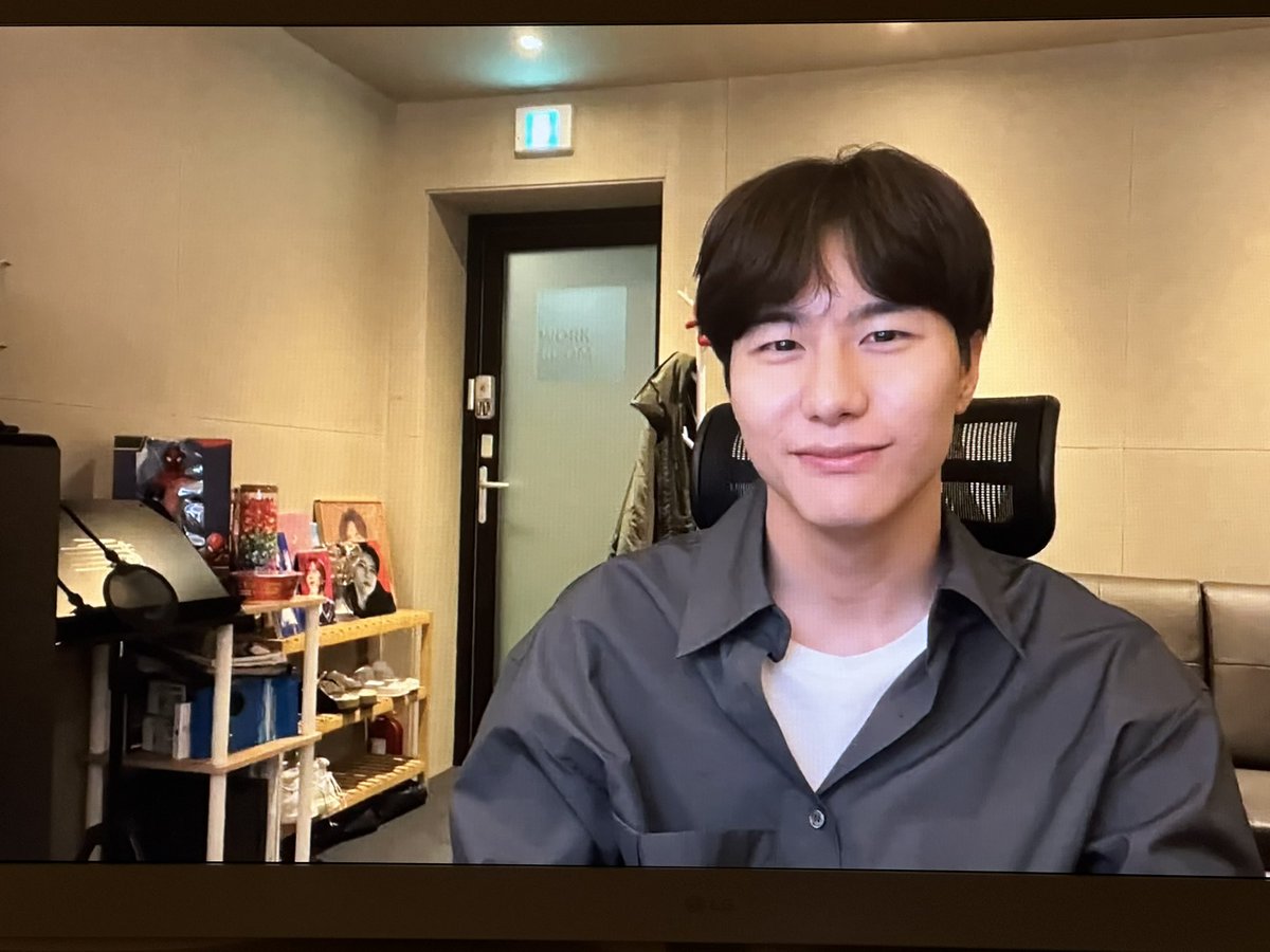 Sweet_5ori's tweet photo. 스맛트 티비로 보는 승식잉 보리차 마시는 승식잉 https://t.co/aYt2zTKUaE