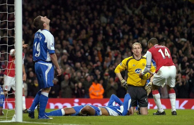 SiaranBolaLive's tweet photo. 11 Februari 2007 
Masih tentang wasting time

Alkisah
Kiper Wigan mengulur-ulur waktu setelah timnya unggul atas Arsenal dari menit 35.
Setelah Arsenal mencetak Gol balasan, Thierry Henry memberikan bola kepada kiper Wigan, Chris Kirkland siapa tau masih mau 'wasting time' lagi. https://t.co/SXLNIpsvsR