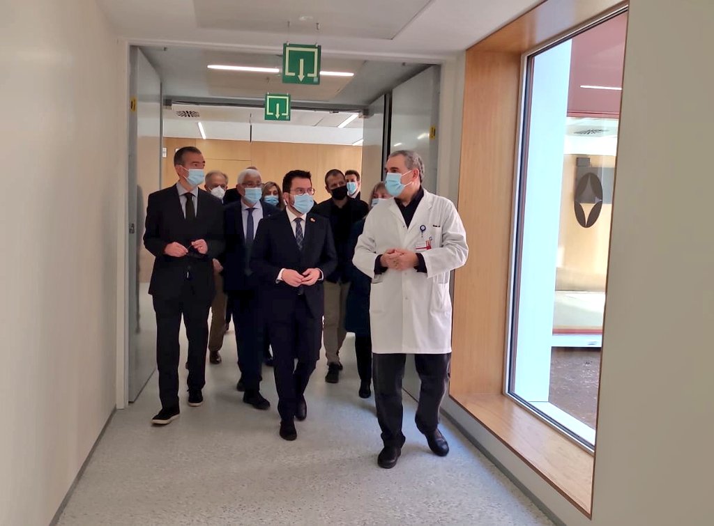 hggranollers's tweet photo. Durant la inauguració, el #president de la Generalitat, @perearagones i el conseller acompanyat del conseller de @salutcat, @manelbalcells, i l'alcaldessa de Granollers Alba Barnusell, han recorregut els diferents espais de l'edifici.
#EdificiCompacte #NovesUrgències #HGG https://t.co/pQr4R7qW29