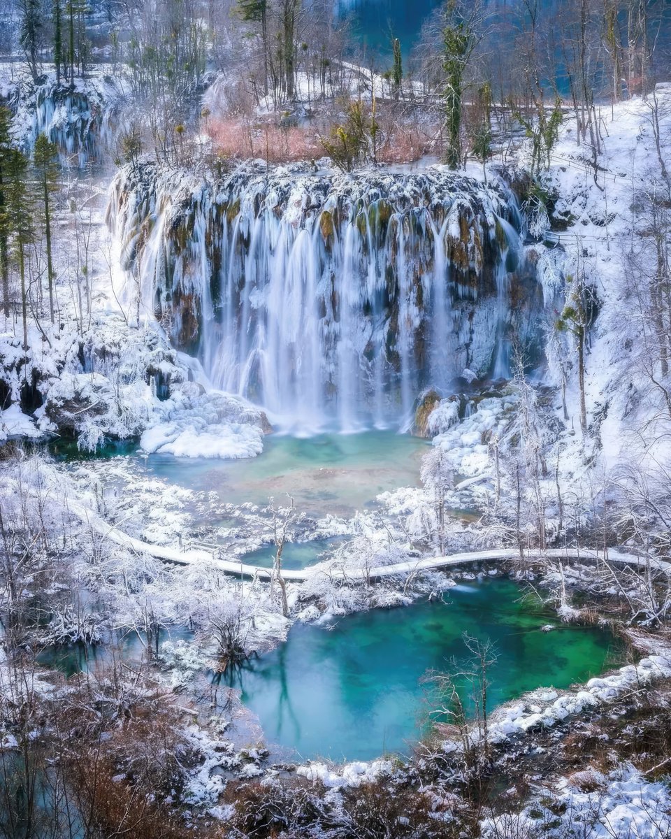 crovacations's tweet photo. Winter wonderland Croatia! ☃️ Let‘s agree: There is no more idyllic place than Plitvice Lakes wraped in snow! 🤍🇭🇷

picture by IG/zoran_stegnjaic_photography https://t.co/VPMjHA5otD