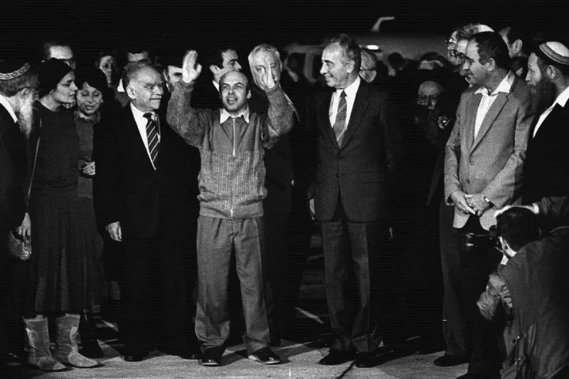 WashingtonViews's tweet photo. #OnThisDay in 1986: A freed Natan #Sharansky arrives in #Israel. After a decade in Soviet prisons and a worldwide campaign by his wife Avital and many in the US at the very-highest level; USSR released #Refusenik, Natan (Anatoly) Sharansky https://t.co/sAeWI7hbZ4 #PrizonerOfZion https://t.co/cK2AggPQO5