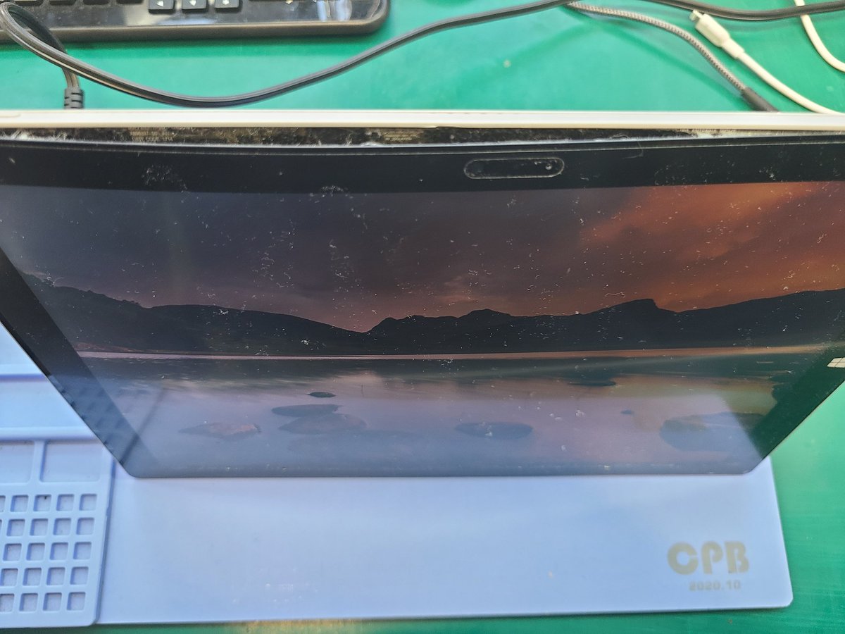 smartmax_repair's tweet image. #SurfacePro3 #バッテリー膨張 交換修理のご依頼です！いつも当店をご利用頂き誠にありがとうございます🙇🙇‍♀️
まだまだ現役の端末‼️ですが、バッテリー劣化に伴い充電したまま使い続けた結果膨張してしまった様子😵💦
動作に問題無い為、新品バッテリーに交換して修理完了です✨
#タブレットまっくす
