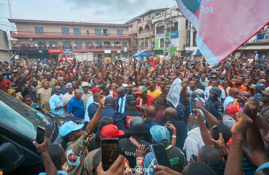 PeterObi's tweet photo. My team and I are in Ojo area of Lagos on a market storm ahead of the Lagos Rally. Thank you Lagos. Eko oni baje! -PO https://t.co/prDfowF8nD