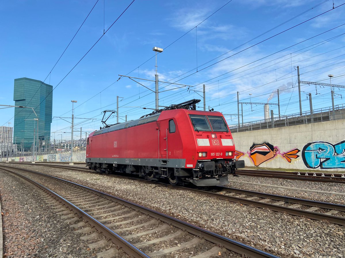 TWeinlein's tweet photo. Im #ZVB angekommen heisst es warten... Warten auf einen freien Slot für den Zimmerberg Basistunnel 🙃
Das schönste an Zürich? Dass man doch eigentlich immer recht flott hier wegkommt - egal ob 🚂 oder 🚗 😅 https://t.co/XFmaD3vATT