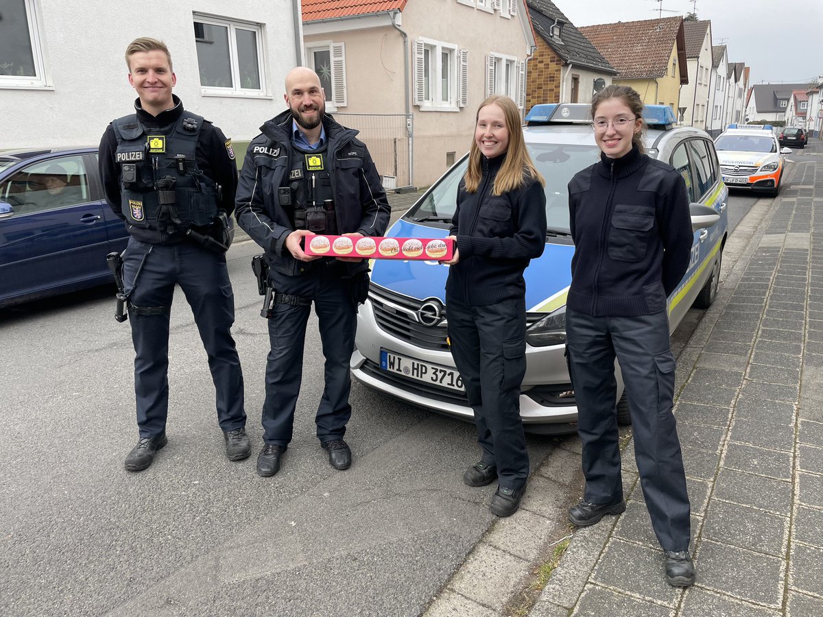 112_KreisOF's tweet photo. Auch die Kollegen der @Polizei_SOH haben sich über einige Krebbel gefreut. Auf eine weitere gute Zusammenarbeit.
#112live #KreisOffenbach112 https://t.co/4tANivj7i9