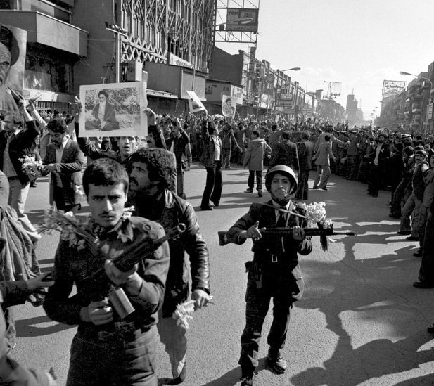 IranZaminfr's tweet photo. Histoire 🇮🇷| 

Il y a 44 ans triomphait la révolution iranienne.

Après des mois de contestation intense et la fuite du Roi, les forces armées déclarèrent en ce jour leur neutralité, permettant aux opposants menés par l'ayatollah Khomeyni de renverser définitivement la monarchie. https://t.co/cXd6xqd82b