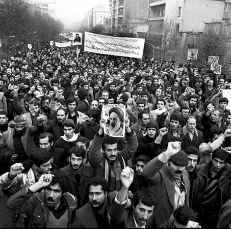 IranZaminfr's tweet photo. Histoire 🇮🇷| 

Il y a 44 ans triomphait la révolution iranienne.

Après des mois de contestation intense et la fuite du Roi, les forces armées déclarèrent en ce jour leur neutralité, permettant aux opposants menés par l'ayatollah Khomeyni de renverser définitivement la monarchie. https://t.co/cXd6xqd82b