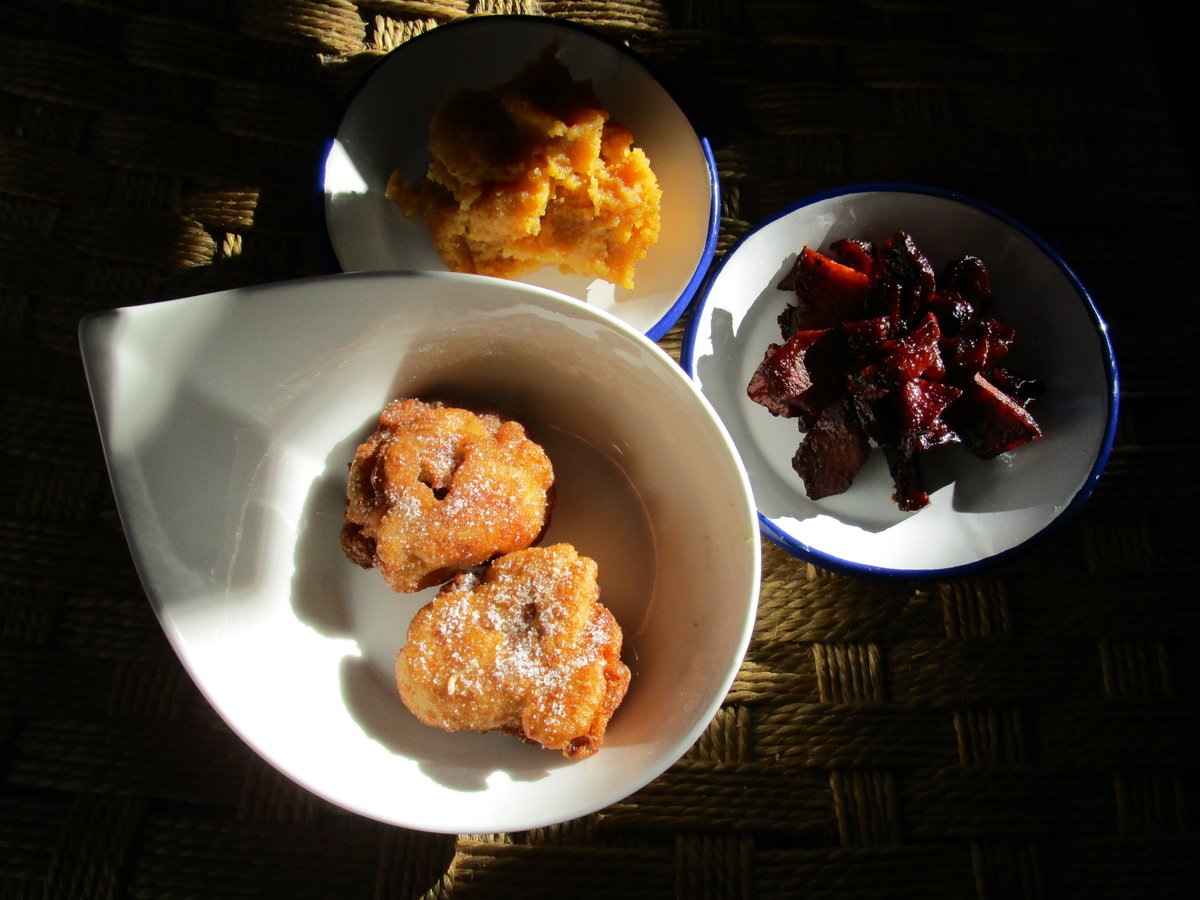 Vicky Hayward, Spain (@vickyhayw_rd) on Twitter photo Cocinando la historia en casa: los bunuelos fritos de Altamiras, con un relleno de almendras y peras confitadas equilibriando la dulzura. 
Culinary history in practice @ home: Altamiras's fried puffs, almond filling, pear confit. 
#Food #History #NewArtofCookery
@RowmanInternat Cocinando la historia en casa: los bunuelos fritos de Altamiras, con un relleno de almendras y peras confitadas equilibriando la dulzura. 
Culinary history in practice @ home: Altamiras's fried puffs, almond filling, pear confit. 
#Food #History #NewArtofCookery
@RowmanInternat
