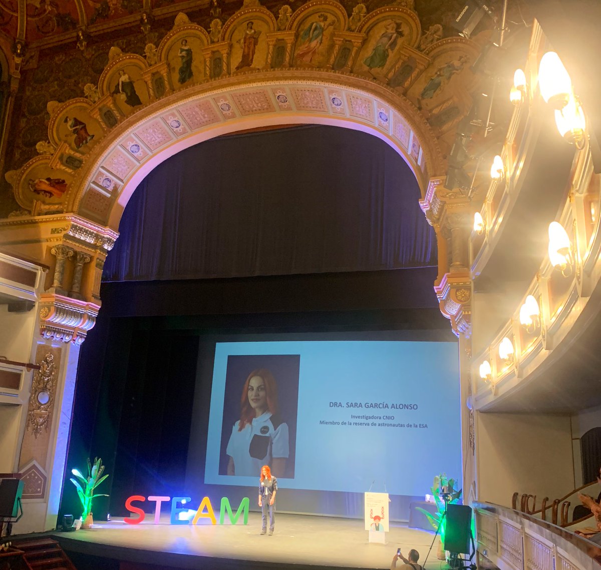 Celebrando el 11F, día de la #mujer y la niña en la #ciencia 🔬🔭👧en la entrega de premios alianza #STEAM

Necesario visibilizar la importancia de las mujeres en #tecnología

 <a href="/Astro_SaraG/">Sara García Alonso</a>  👩‍🚀muy inspiradora. Deseo que puedas pisar la luna🌜 

Podéis ser lo que queráis ser!! 👍