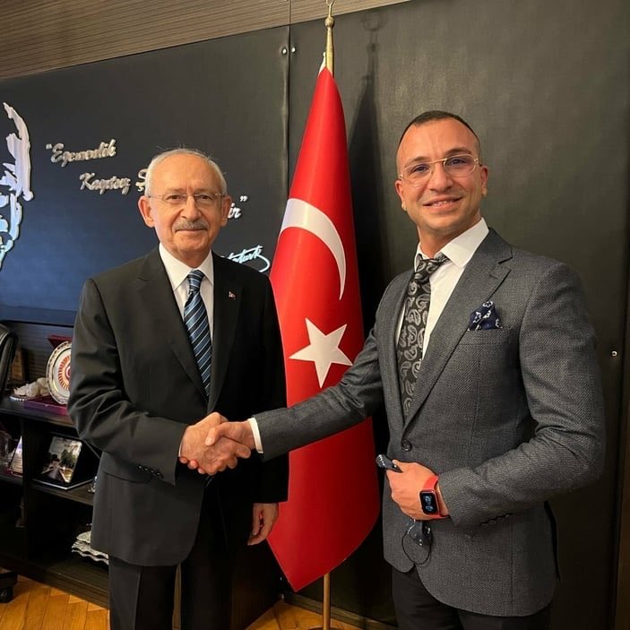 Sayın Kılıçdaroğlu hizmet yapmak istiyorsanız
Adana‘da 65 kişinin diri diri gönülmesine sebep olup kaçan bu zatı emniyet güçlerine teslim ettirin