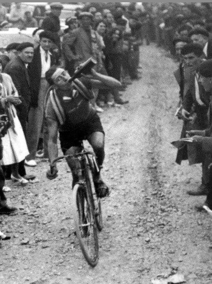 zientwelnateam's tweet photo. Nawadnianie i jeszcze raz nawadnianie pionierzy doskonale zdawali sobie sprawę😊nawierzchnia bardziej pod gravela ale takie było TdF kiedyś🤘zbudowało swoją historię która piszę się nadal🦾🤩#vinoteam https://t.co/fUa4eMUoYs