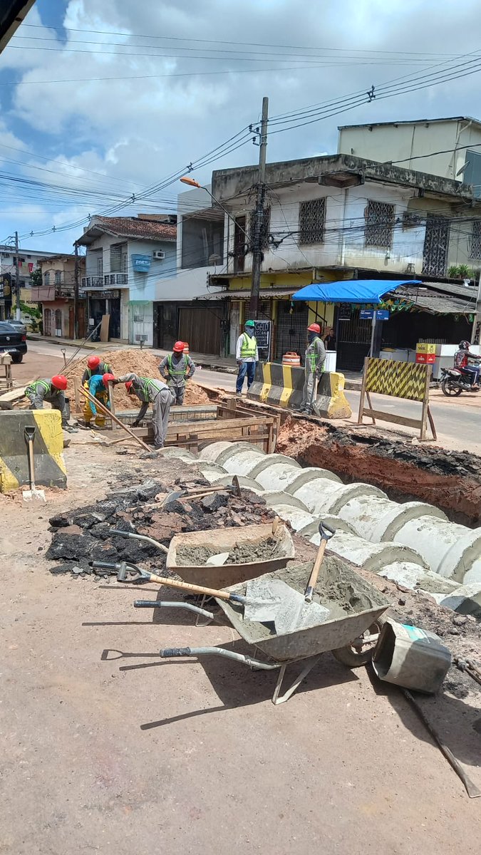BelemMeubem's tweet photo. Obras da nova drenagem da Tv Padre Eutíquio, tubulação nova substituindo a tubulação antiga instalada na década de 1970, por isso os alagamentos crônicos.
São obras "debaixo da terra", que a população não vê, mas de extrema importância que sejam feitas. https://t.co/eLE0cATjOG