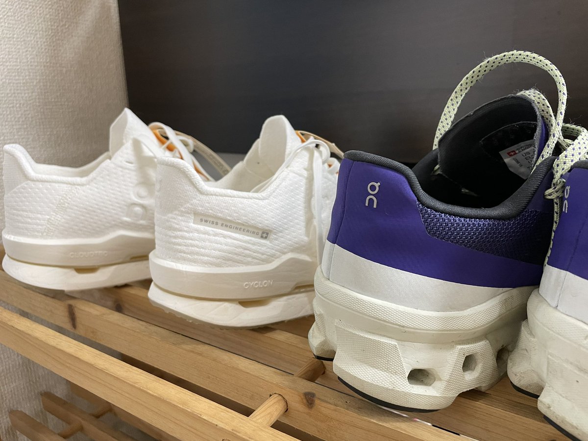 RunnerErikinha's tweet photo. もう到着した!白いOn Cloudneo
モンスターと比べるとシンプルな作りだけどFS☆R オフィスにいる合間ずっと履いていたけどストレス無しでした!
明日はこれ履いて走ってみます!
#OnCloudneo #サステナブル
#リサイクル♻️ https://t.co/C3vWyU6cR2