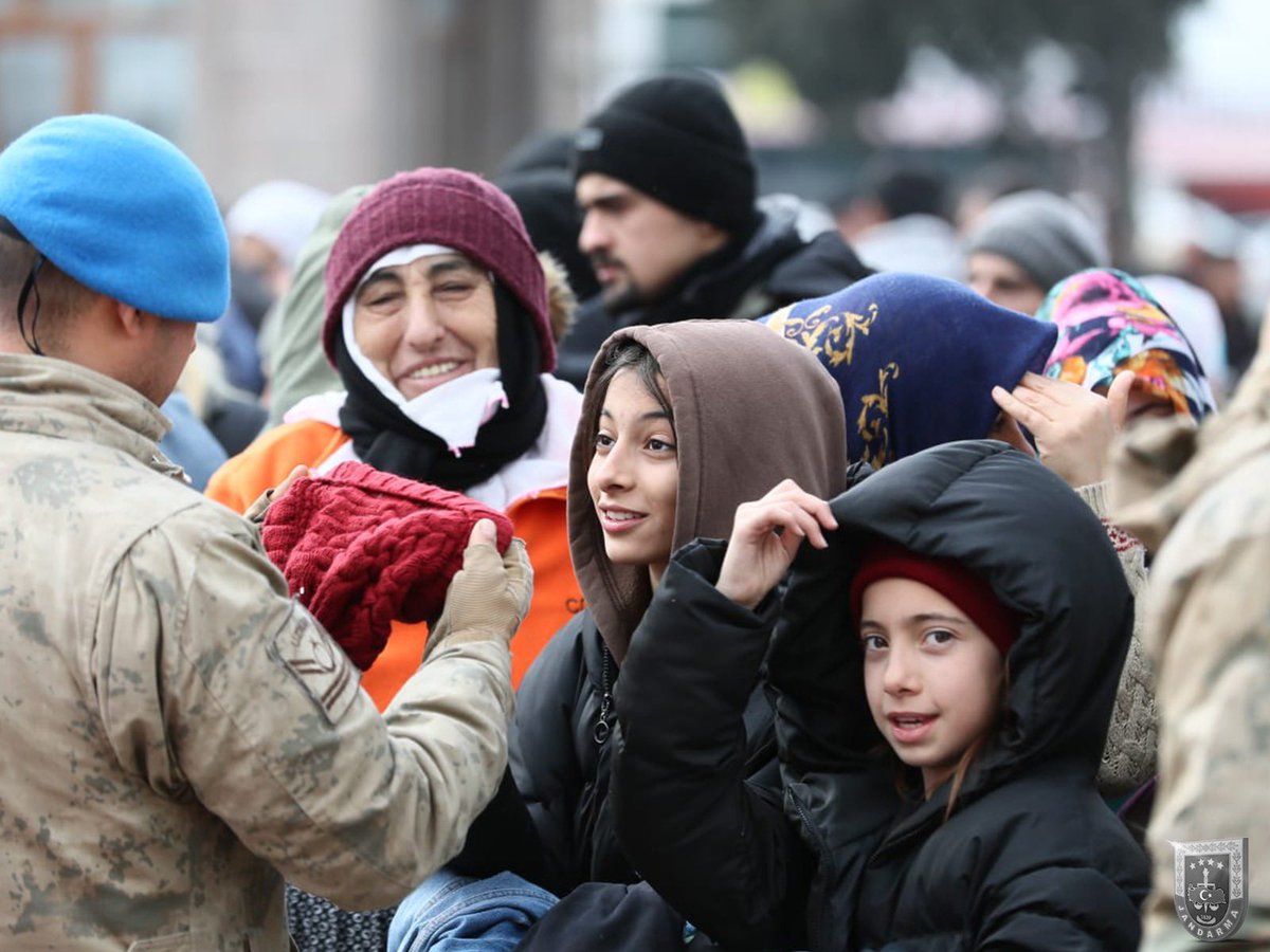 Turkey_Pics's tweet photo. Turkish soldiers help distribute winter clothes to earthquake victims - via @jandarma https://t.co/hBcdPuQXjJ