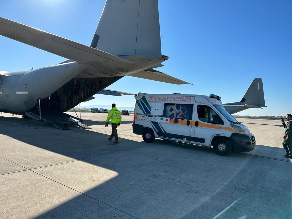 ItalyMFA's tweet photo. Il Segretario Generale della #Farnesina Amb. @EttoreSequi stamani a Pisa, su incarico Vice Pres Cons @Antonio_Tajani, per coordinare l'invio di aiuti umanitari alla Siria con un volo dell'Aeronautica militare. Italia al fianco delle popolazioni colpite dal #terremoto. https://t.co/tFGb0JacWU