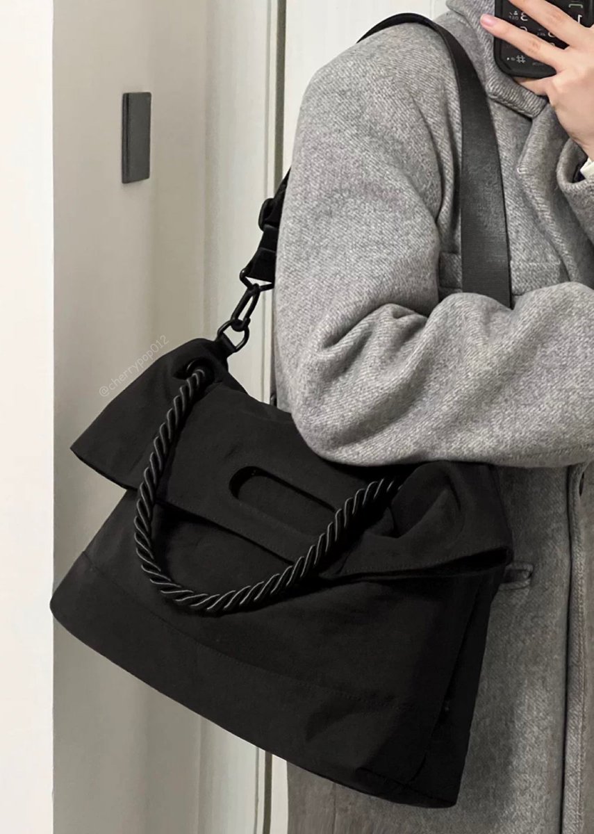 อหหหห ดูกระเป๋าที่คนเกาหลีกำลังอินช่วงนี้ใช้ไปออฟฟิศ/มหาลัย เพราะนนเบา กันน้ำ ใส่ของได้เยอะ มีครบคุณสมบัติที่ตามหา ที่สำคัญสะพายได้ถึง 4 แบบ จุใจมาก ใครของเยอะไปลองนะ อย่าพลาดตอนนี้แค่สองร้อยกว่าเอง ชั้นใช้แล้วชอบมาก;-;