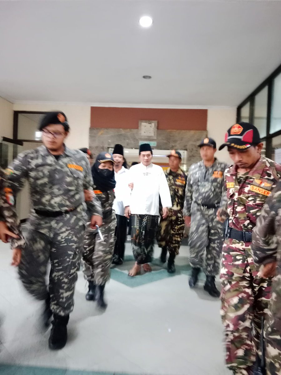 ansorbanser29's tweet photo. Giat PAM oleh Satkorcab Banser Kota Madiun pada Pengajian KH. Anwar Zahid di Asrama Haji https://t.co/Wdbgghuxa1