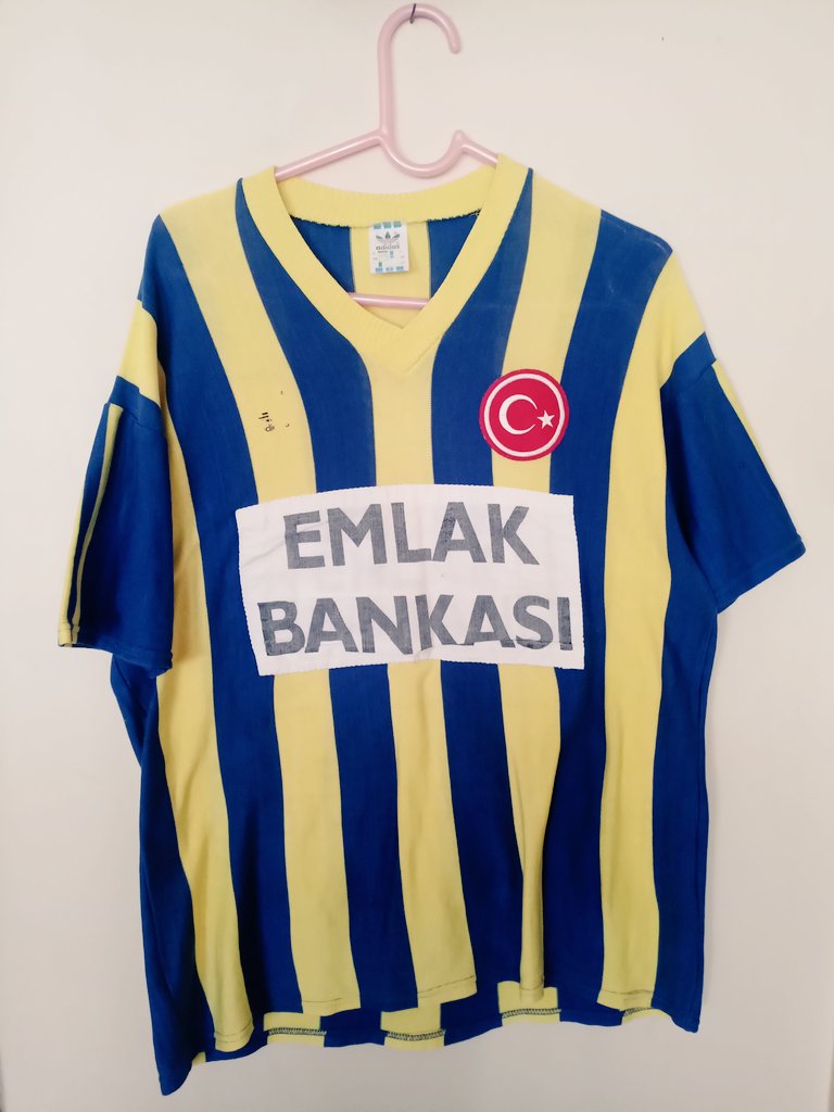 1988/89 sezonunda  şampiyonluk yaşadığım  35 yıllık çubuklu formamı,depremzedelere yardım amacı ile satışa çıkardım.
Tekliflerinizi 14.02.2023 saat:19.07 ye kadar Tweeter <a href="/taygunerdem34/">Taygun</a>  üzerinden bana iletebilirsiniz.
Forma satışından elde edilen gelir  <a href="/ahbap/">Ahbap</a> a bağışlanacaktır